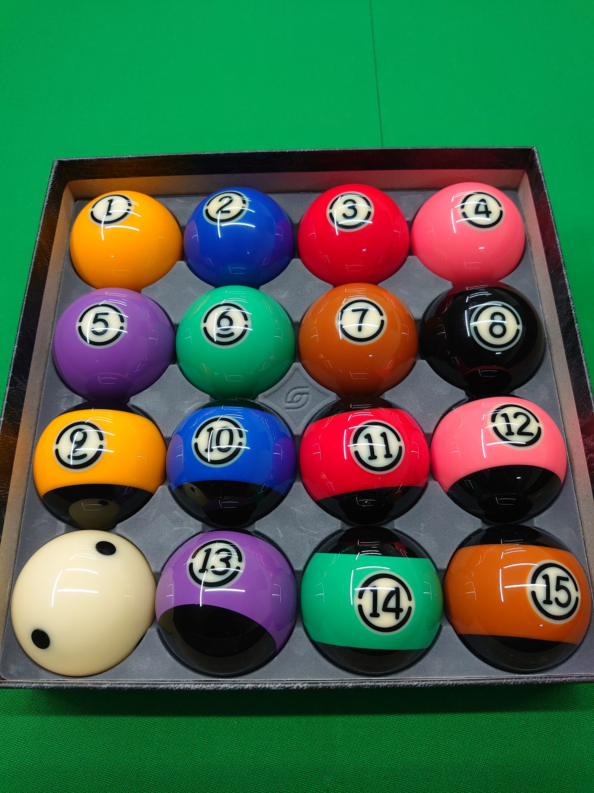 アラミスブラック - サンビリヤード